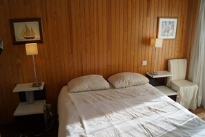 4 bedrooms, iron/ironing board, WiFi