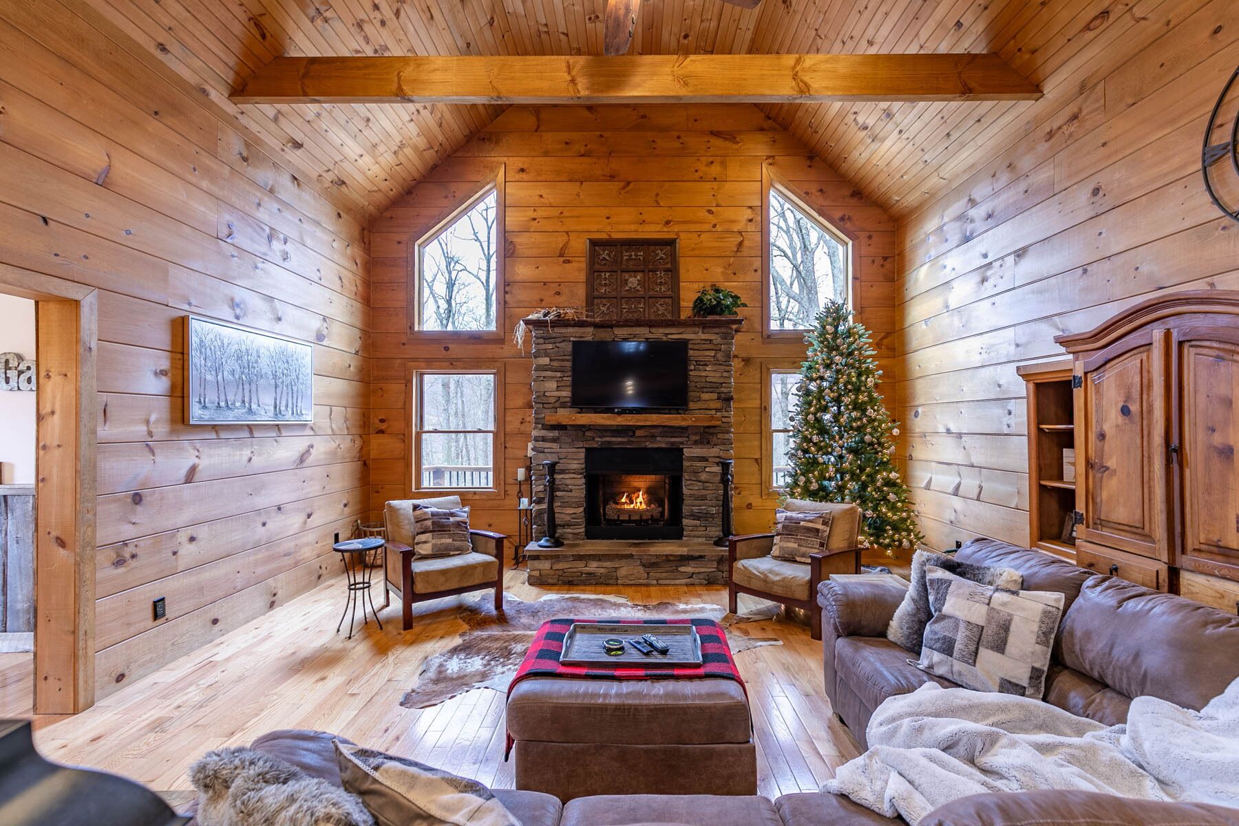 Fernseher, Kamin, Tischfußball, Tischtennisplatte