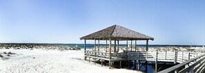 On the beach - Beachfront Condo on Hwy 98 across from Big Kahuna Waterpark! (Destin)