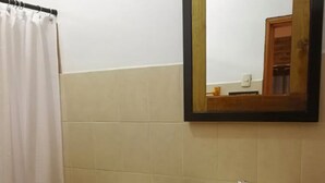 Shower, towels - Jardin Cafe Restaurant & Hostel (Gracias)