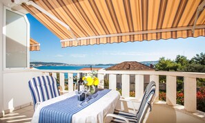 Outdoor dining - Studio for 2, balcony, sea view, 50m to the beach (Seget Donji)