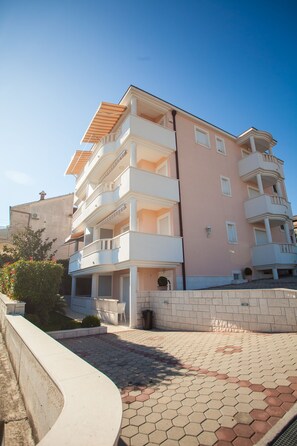 Exterior - Studio for 2, balcony, sea view, 50m to the beach (Seget Donji)