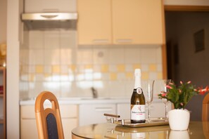 Fridge, microwave, stovetop, electric kettle - Studio for 2, balcony, sea view, 50m to the beach (Seget Donji)