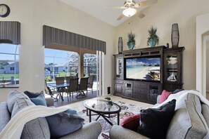 Smart TV, futbolito, monitor de computadora y impresora 