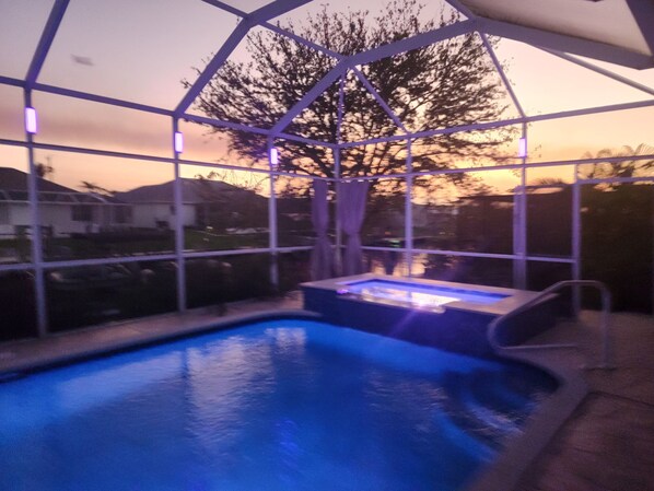 Alberca al aire libre y alberca climatizada