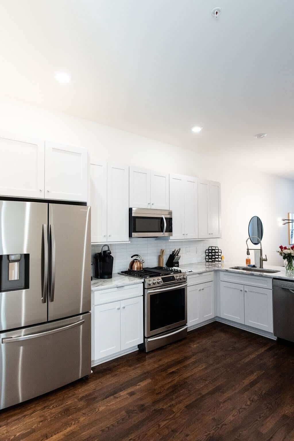 冷蔵庫、電子レンジ、オーブン、コンロ