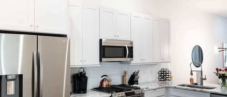 Refrigerador, microondas, horno y parrilla de estufa