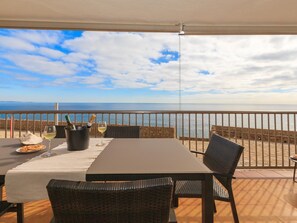 Outdoor dining - Elegance Apartment An oasis of tranquility facing the sea (Salou)
