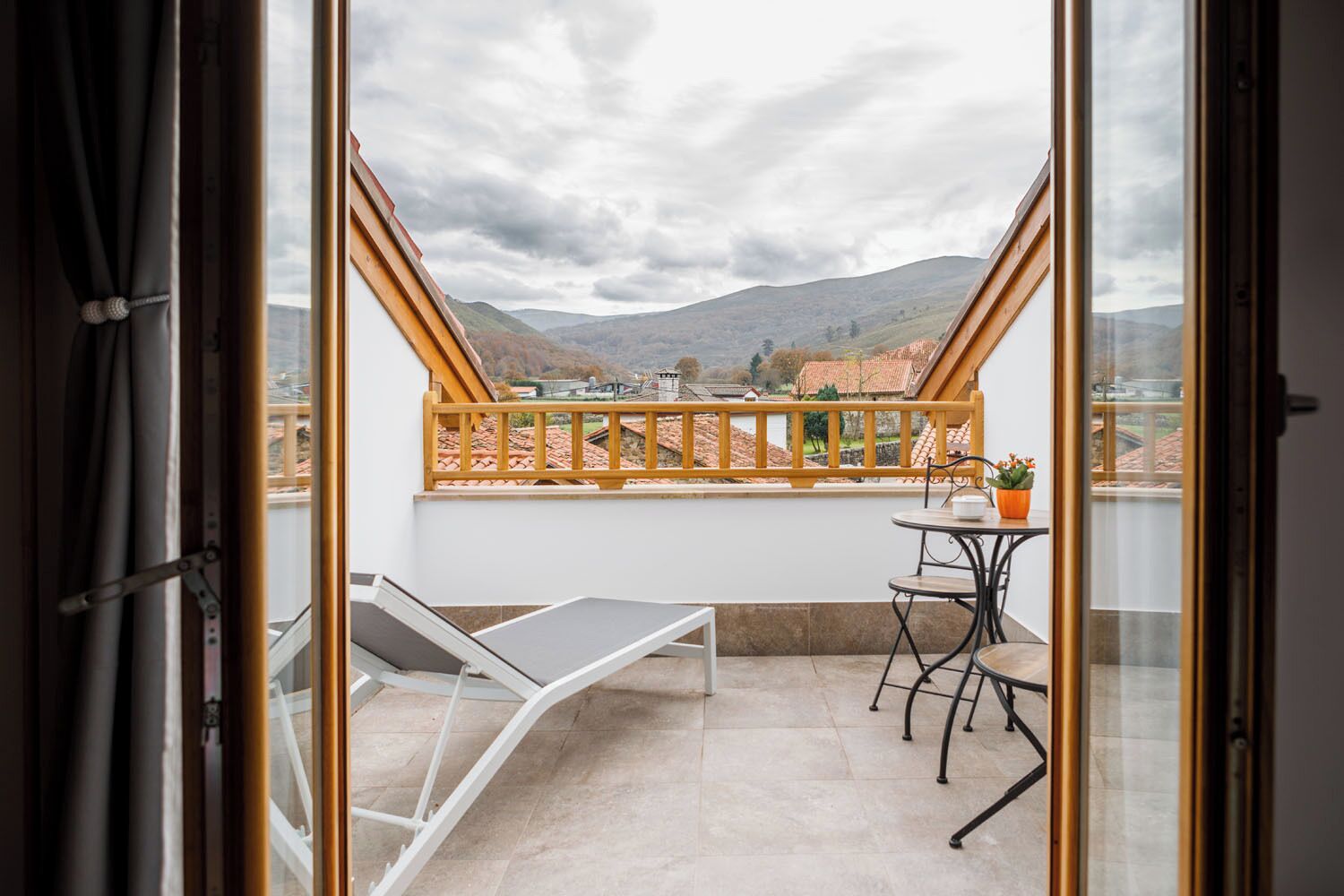 Driepersoonskamer, en-suite badkamer | Uitzicht vanuit accommodatie