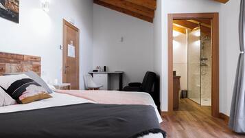 Habitación triple, baño en la habitación