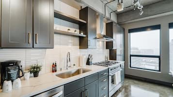 Een koelkast, een magnetron, een oven, een kookplaat