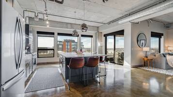 Frigorífico, microondas, horno y placa de cocina