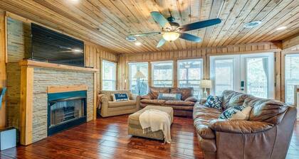 Lakeside:King Beds, Firepit, Kayaks & Fishing Gear