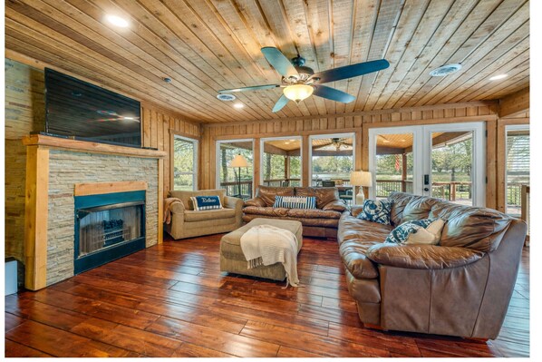 Smart TV, fireplace, DVD player, books