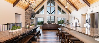 Lake Views, Indoor/Outdoor Pool, Hot Tub, sleeps34