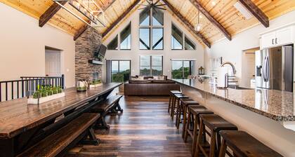Lake Views, Indoor/Outdoor Pool, Hot Tub, sleeps34