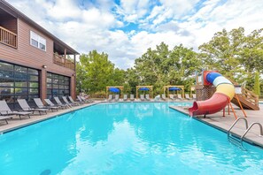 Una piscina cubierta, una piscina climatizada