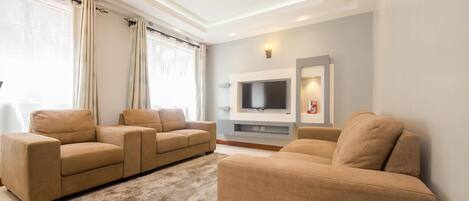 Lägenhet - 2 sovrum | Vardagsrum | 42-tums platt-tv med satellitkanaler, tv och dvd-spelare