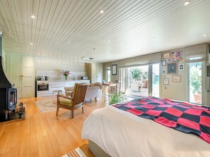1 bedroom, free WiFi, bed sheets, wheelchair access - Experience coastal charm and comfort at Lymington Lodge. (Lymington)
