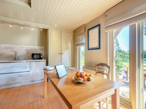 Dining - Experience coastal charm and comfort at Lymington Lodge. (Lymington)