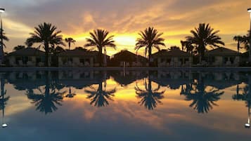 Alberca al aire libre y alberca climatizada