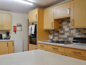 Oven, dishwasher, cookware/dishes/utensils, freezer