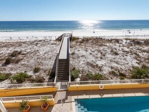 En la playa, bote de remos, pesca