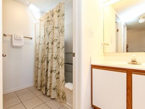 Condo | Bathroom - Emerald Twrs West 3003 by Brooks and Shorey Resorts (Fort Walton Beach)