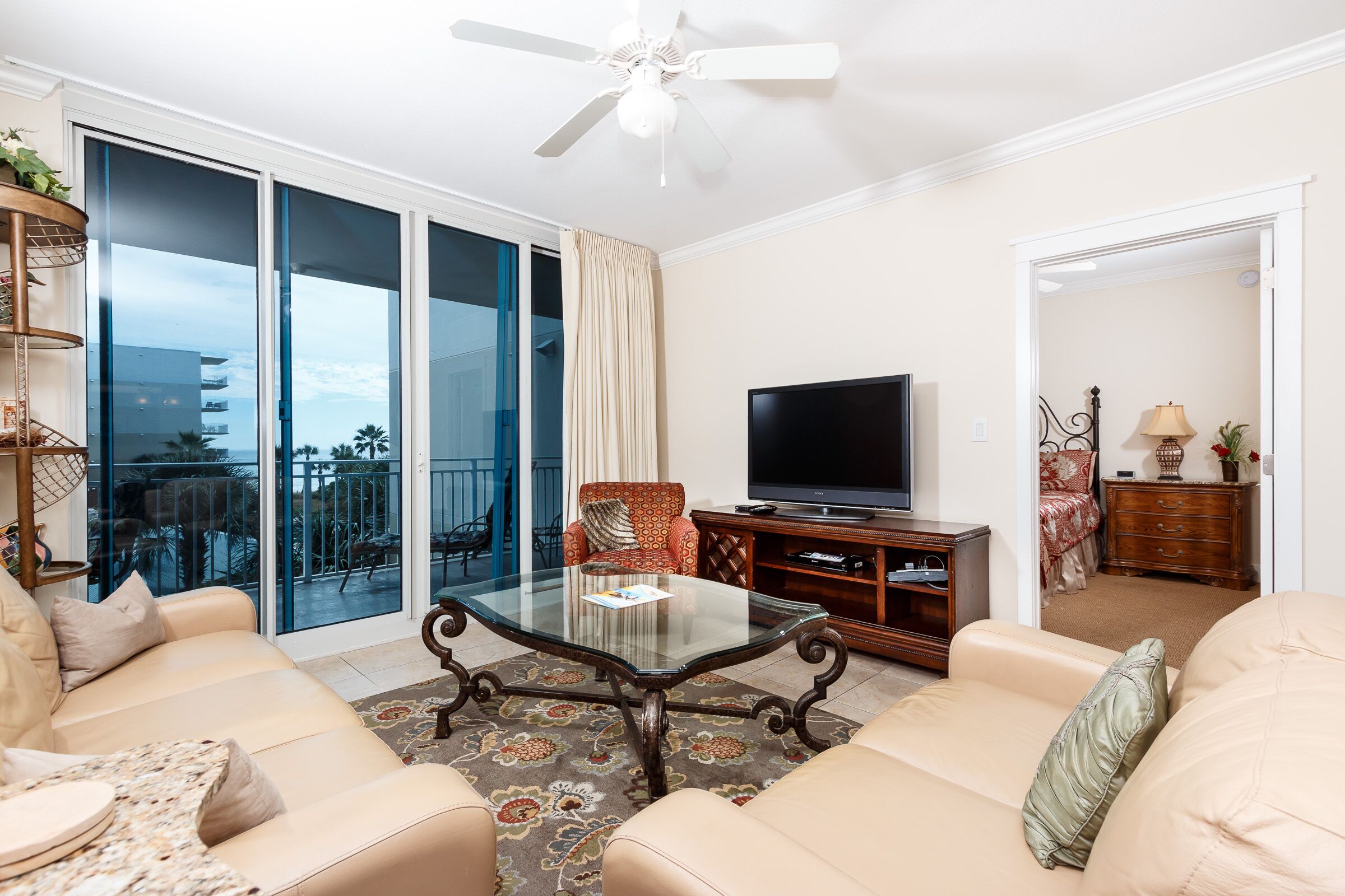 コンドミニアム | リビングルーム | 薄型テレビ、DVD プレーヤー