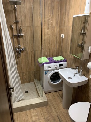 Douche, sĂšche-cheveux, serviettes fournies, savon