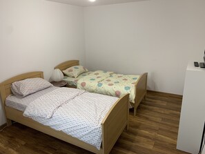 2 dormitorios, escritorio, tabla de planchar con plancha y wifi