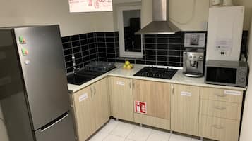 Refrigerador, microondas, parrilla de estufa y cafetera y tetera