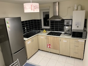 Jääkaappi, mikroaaltouuni, liesi, kahvin-/teenkeitin