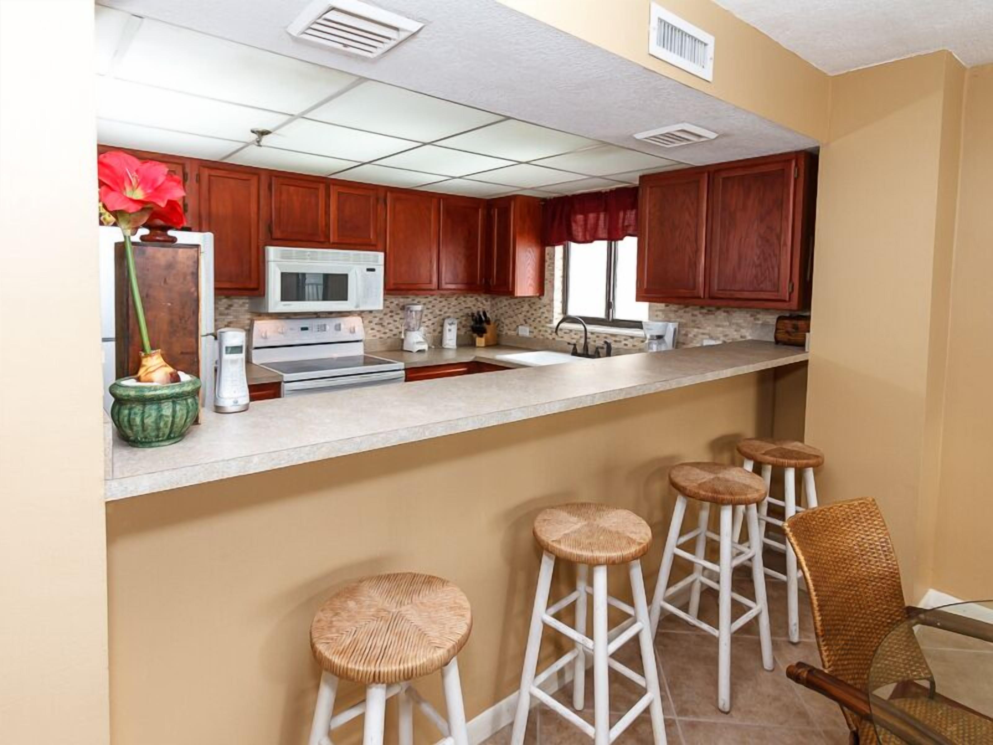 Condo | Cuisine privée | Four à micro-ondes, cafetière-théière, vaisselle et ustensiles