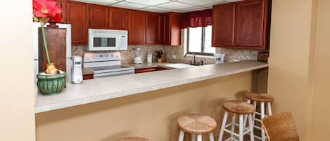 Condo | Private kitchen | Microwave, coffee/tea maker, cookware/dishes/utensils
