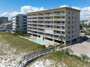 A multi-story hotel with balconies, a swimming pool, and a beach view. - Summerlin 101 - Sugary sands (Fort Walton Beach)