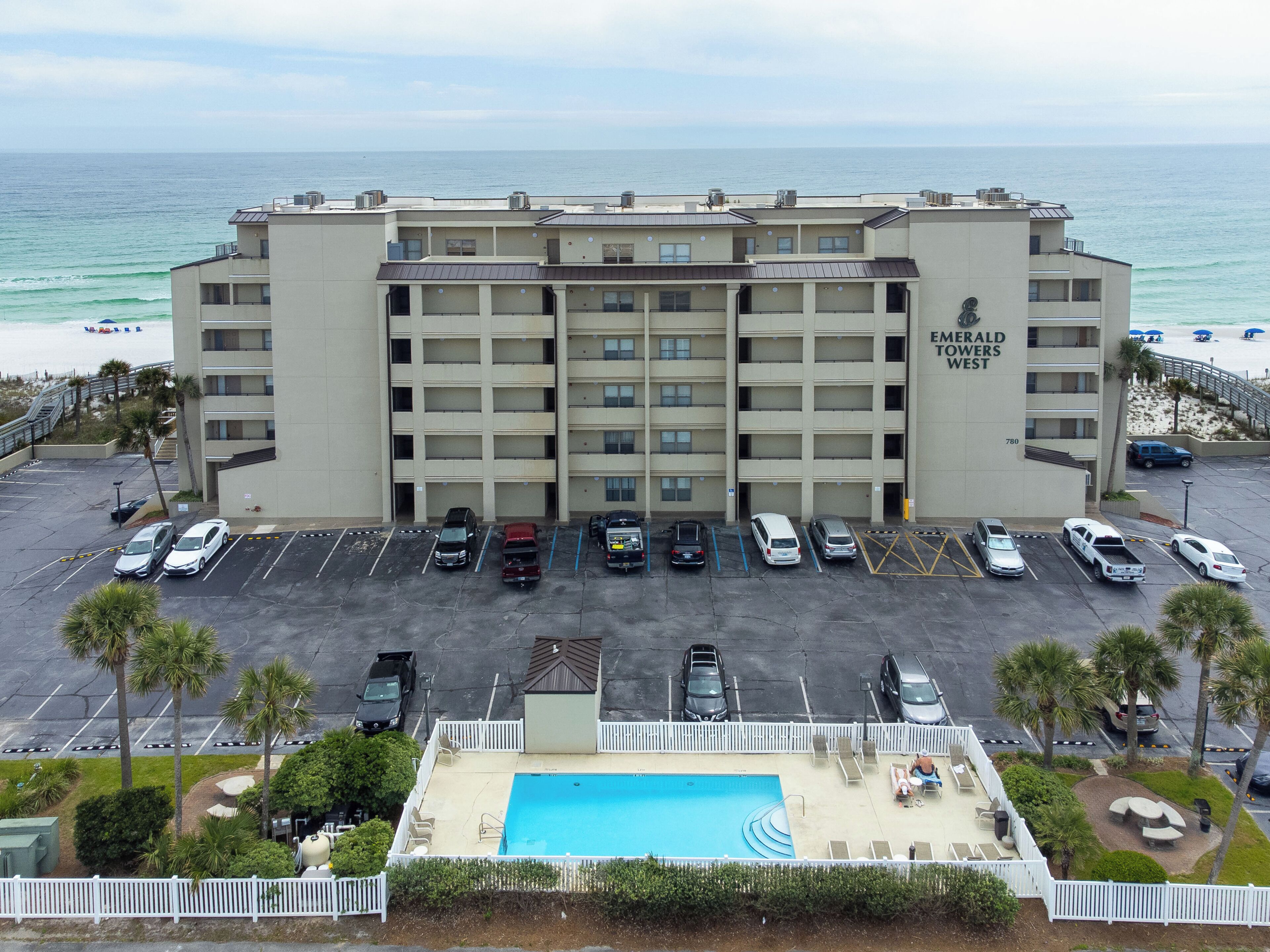 Un hôtel à plusieurs étages doté d’un parking, d’une piscine et offrant une vue sur la plage.