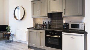 Family Apartment, Ensuite, Partial Sea View (2 Bedroom) | Shared kitchen - Blue Door Apartments (Newcastle)