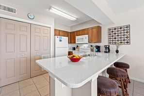 Interior - Emerald Towers West 5004 - Beachside Memories (Fort Walton Beach)