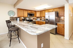 Condo | Cocina privada | Microondas, cafetera y tetera y utensilios de cocina 