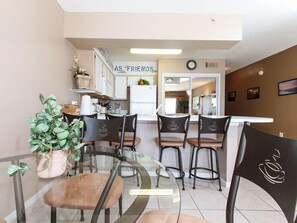 Condo | Private kitchen - Emerald Towers West 4003 - The Happy Shore (Fort Walton Beach)
