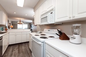 Condo | Private kitchen | Oven, stovetop, toaster - The Palms 203 - Endless Horizons (Fort Walton Beach)