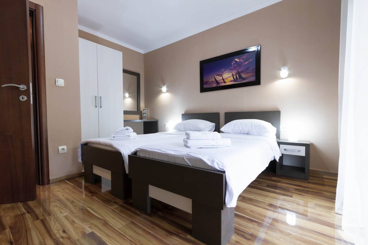Departamento estándar | Caja de seguridad en la habitación y espacio para trabajar con laptop