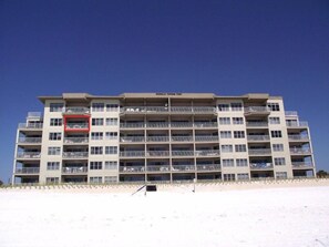 Ein mehrstöckiges Hotel mit Balkonen in Strandnähe.