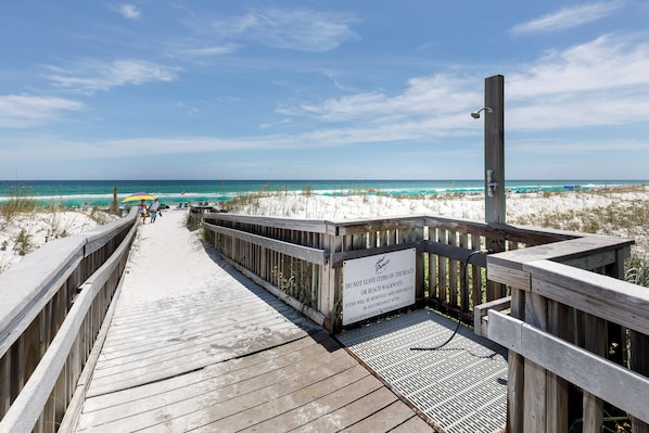 A wooden boardwalk leading to a beach with a sign warning against leaving items on the beach. - Gulf Dunes 617 - Sand Dollar Daze (Fort Walton Beach)