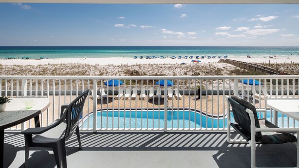 Ein Balkon mit Blick auf Strand und Pool.