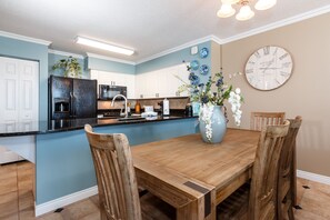 Condo | Private kitchen | Oven, stovetop, toaster, cookware/dishes/utensils - Island Princess 309 - Splash of Paradise (Fort Walton Beach)