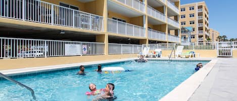 Condo | Alberca | Alberca al aire libre y alberca climatizada