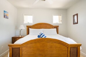 2 dormitorios, escritorio, tabla de planchar con plancha y cuna de viaje