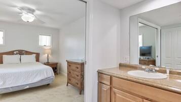 2 Schlafzimmer, Schreibtisch, Bügeleisen/Bügelbrett, Reisekinderbett